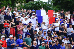 Des supporteurs d’Hugo Gaston, lundi 27 mai 2024, à Roland-Garros.
