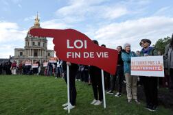 Une manifestation organisée sur la place Vauban, avec l’Hôtel des Invalides en arrière-plan, à Paris, le 27 mai 2024.