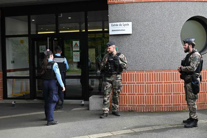 Le 27 mai 2024, un policier monte la garde à l'entrée du lycée Rohairom, où un lycéen a attaqué un enseignant avec un couteau. 
