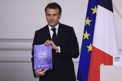 Emmanuel Macron, lors de la remise du rapport de la convention citoyenne sur la fin de vie, à l’Elysée, le 3 avril 2023.