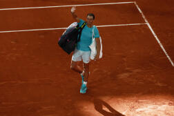 Rafael Nadal quitte le terrain après avoir perdu son match contre l’allemand Alexander Zverev, à Roland-Garros, le 27 mai 2024.