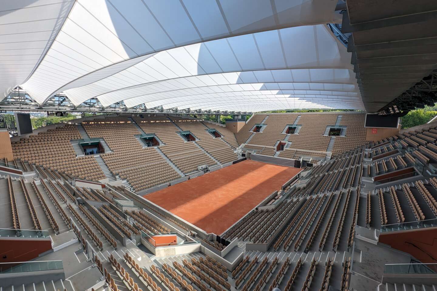 Regarder la vidéo A Roland-Garros, sur le court Suzanne-Lenglen, un nouveau toit plissé comme la jupe de Jean Patou