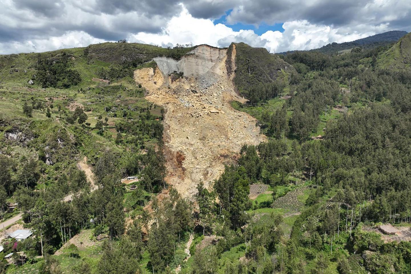 UN says survivors 'unlikely' in Papua New Guinea landslide, thousands more evacuated