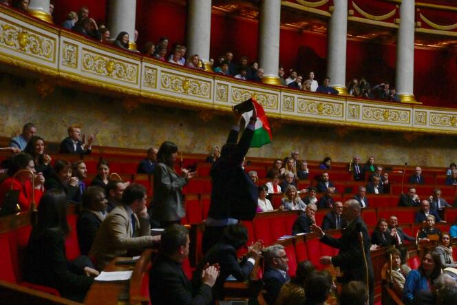 El diputado Sébastien Delogu (Bouches-du-Rhône, LFI) ondea una bandera palestina durante la sesión de preguntas sobre el gobierno en la Asamblea Nacional en París el 28 de mayo de 2024. 