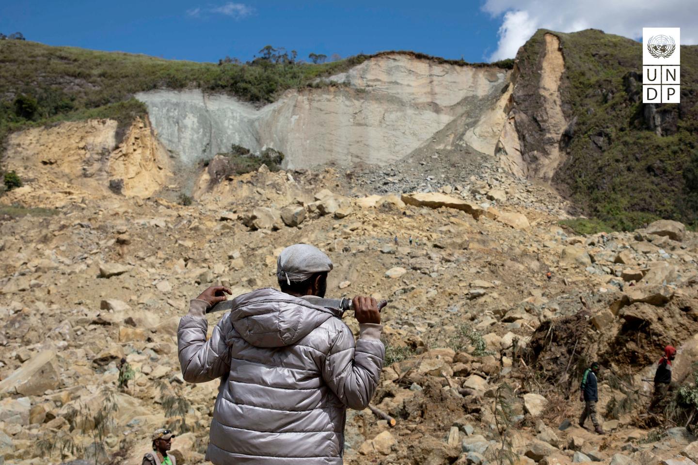 arrivée de vivres et de médicaments sur le site du glissement de terrain meurtrier