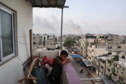 Un garçon sur un balcon dans la ville de Rafah, dans le sud de la bande de Gaza, le 28 mai 2024.