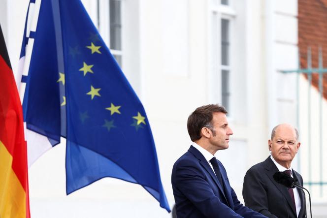 Emmanuel Macron en Olaf Scholz spreken journalisten toe tijdens een persconferentie in kasteel Meseberg (Duitsland), 28 mei 2024. 