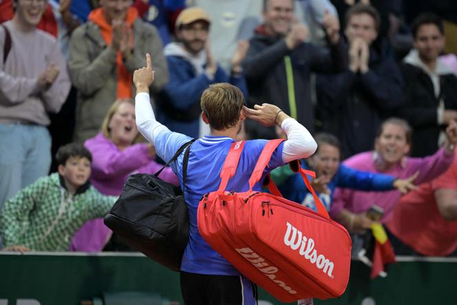 Le 28 mai 2024, le tennisman belge David Goffin surprend le public français avec sa victoire sur Giovanni Mpesi Péricard à Roland Garros. 