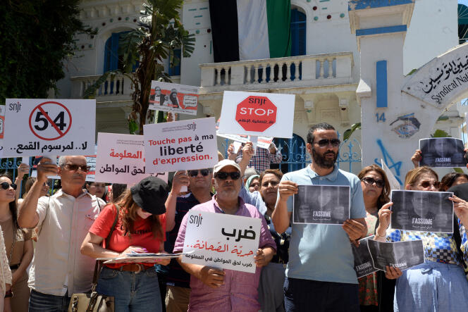 Periodistas tunecinos se manifiestan en Túnez el 27 de mayo de 2024 gritando “¡Abajo la dictadura!”  