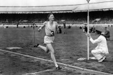 L’athlète britannique Roger Bannister (Oxford) remporte l’épreuve du mile, le 14 juillet 1951, au White City Stadium de Londres.