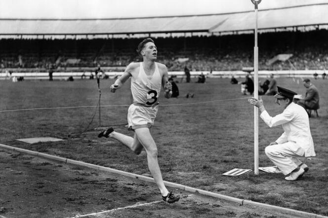 L’athlète britannique Roger Bannister (Oxford) remporte l’épreuve du mile, le 14 juillet 1951, au White City Stadium de Londres.