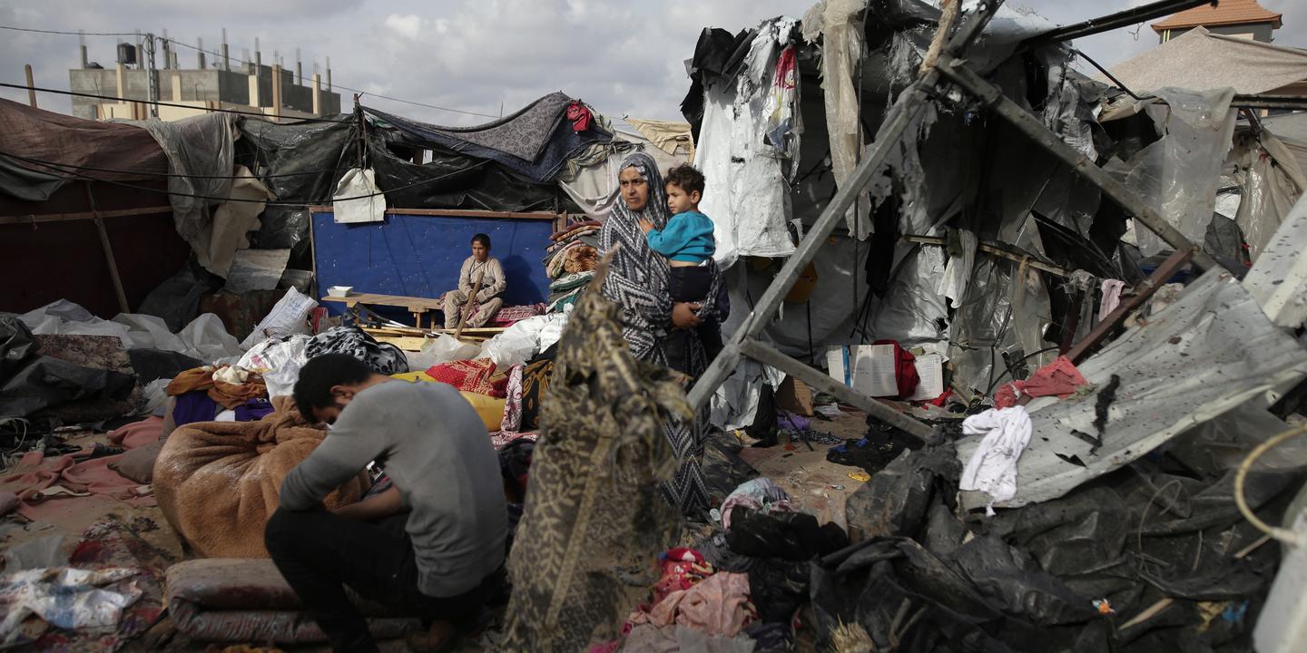 Nach Angaben des palästinensischen Zivilschutzes sind bei einem neuen israelischen Angriff auf ein Flüchtlingslager in der Nähe von Rafah 21 Menschen getötet worden