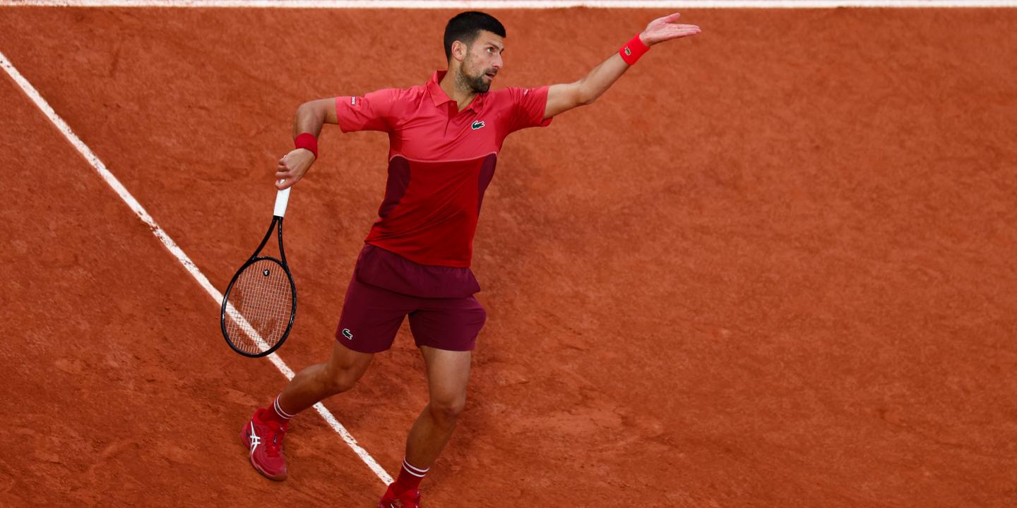 Novak Djokovic avanza in modo incontrollabile contro Pierre-Hugues Herbert e Alizé Cornet si ritira