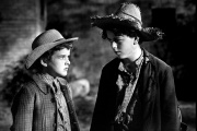 Tom (à gauche) et Huck, dans « Les Aventures de Tom Sawyer » (1938), de Norman Taurog.
