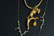 Le Corbeau et le renard, de Gabrielle Greiss, en bronze plaqué or.