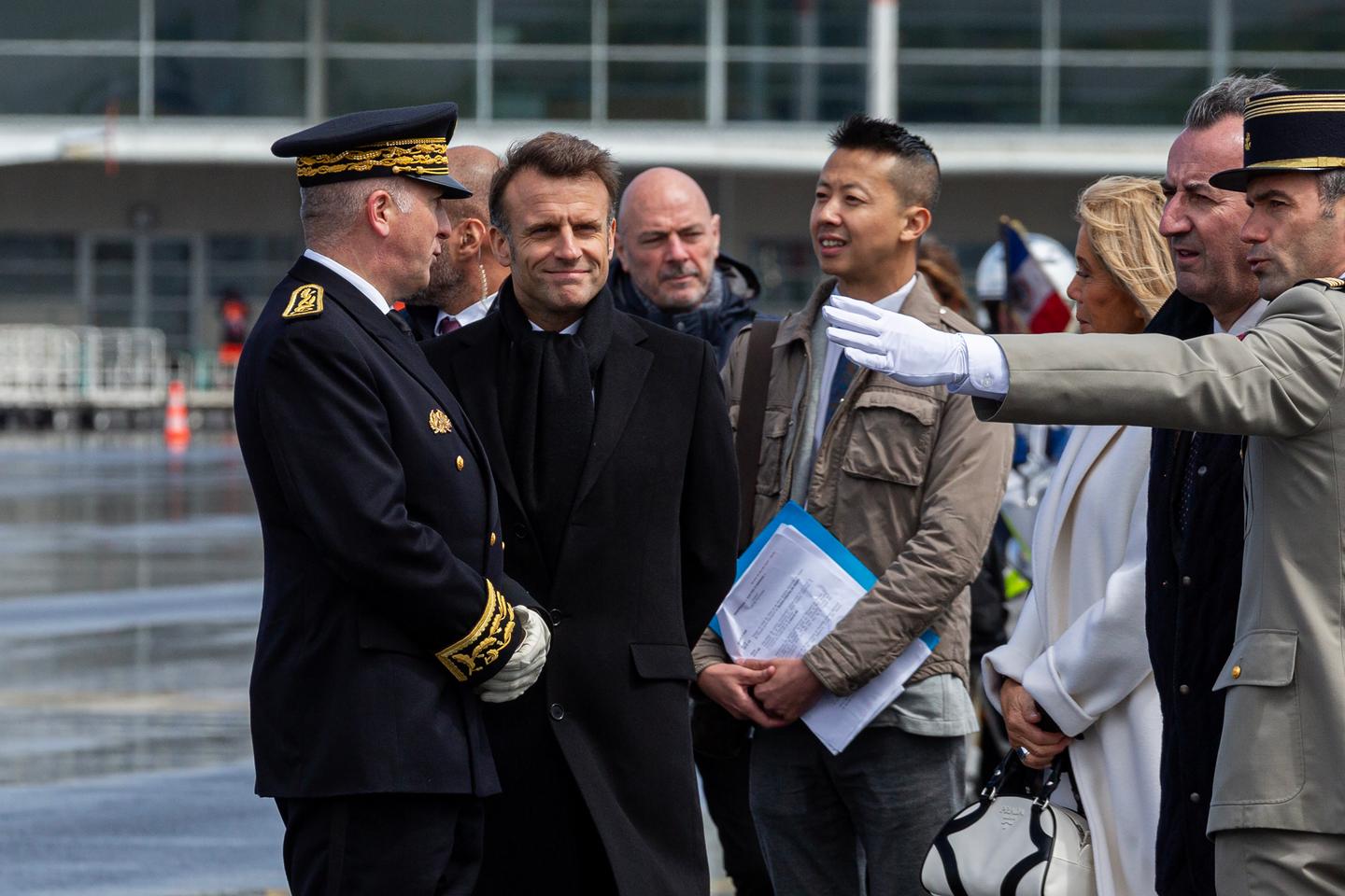 Regarder la vidéo Emmanuel Macron veut constituer une coalition européenne d’instructeurs militaires en Ukraine