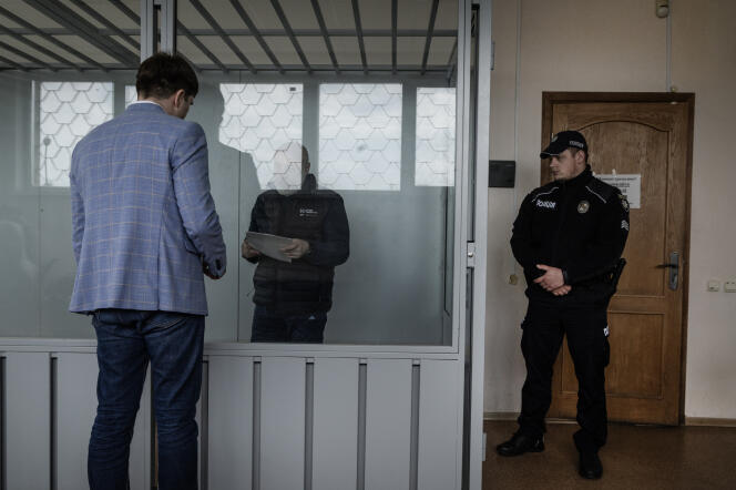 Andriy S., 54 ans, ancien policier, parle avec Pavlo, son avocat, avant son procès dans un tribunal de Kharkiv. 
Kharkiv, Ukraine, le 16 mai 2024.