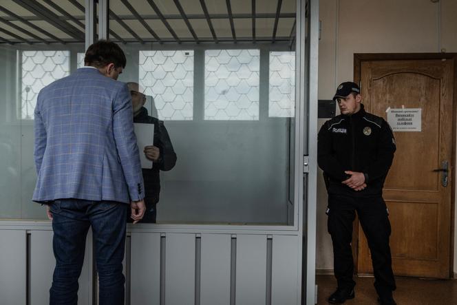 Andriy S., 54 ans, ancien policier, avec Pavlo, son avocat, avant son procès dans un tribunal de Kharkiv, en Ukraine, le 16 mai 2024.