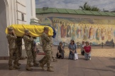 Des militaires ukrainiens portent le cercueil d’un soldat uktainien tué dans l’oblast de Donetsk. A Kiev, le 28 mai 2024.