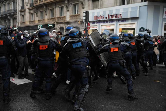Lors de l’intervention des forces de l’ordre au cours d’une manifestation à Paris, en mai 2024.