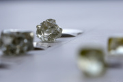 Des diamants sont exposés lors d’une visite au De Beers Global Sightholder Sales (GSS) dans la capitale Gaborone au Botswana, le 24 novembre 2015.