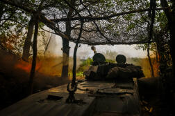 Les forces ukrainiennes tirent en direction des positions russes à la périphérie de Koupiansk, en Ukraine, le 21 avril 2024. 