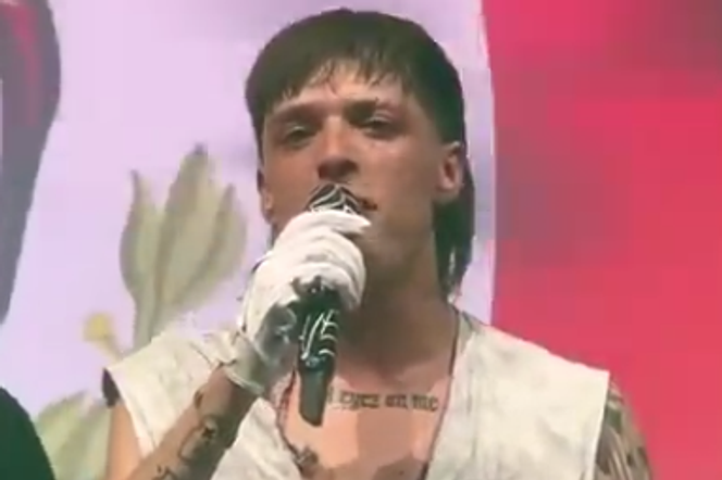 Le chanteur Peso Pluma donne un concert à Mexico le 21 juillet 2023.
