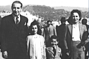Le jeune Serge Klarsfeld, entouré de sa sœur, Georgette, et de ses parents, Arno et Raïssa, sur la promenade des Anglais, à Nice, en mai 1943.