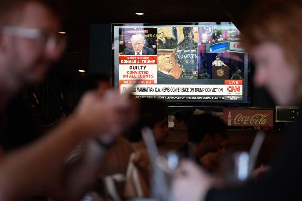 Annonce de la condamnation de Donald Trump sur la chaîne d’information CNN, dans un bar de Washington, le 30 mai 2024.