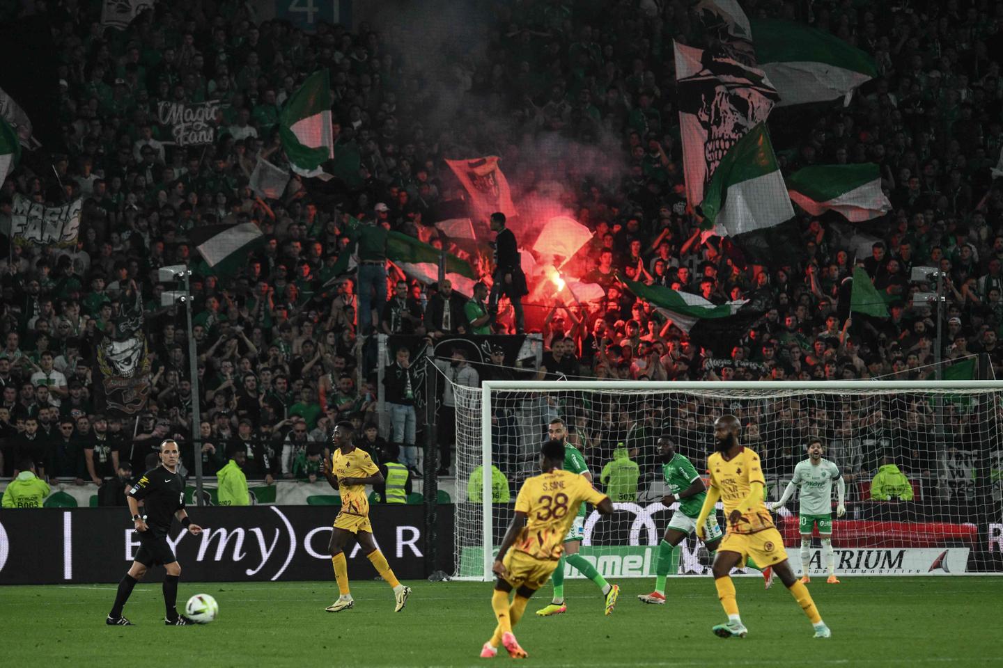 En el partido de ida de los play-offs de la Ligue 1, el Saint-Etienne tiene una opción, pero el Metz mantiene sus posibilidades