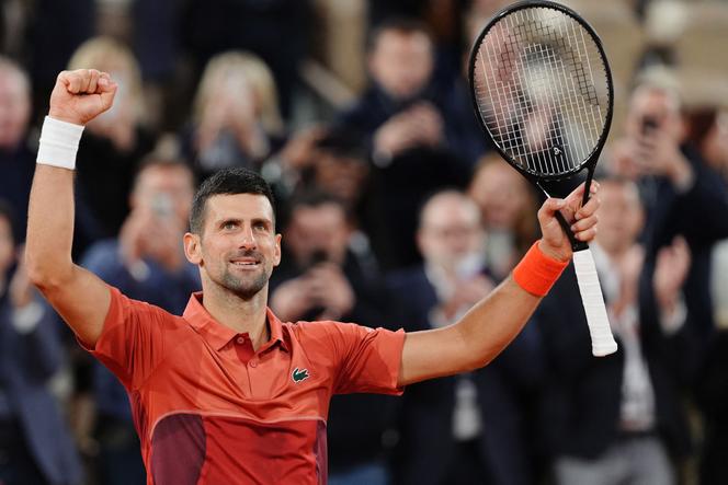 Novak Djokovic viert zijn overwinning op Roberto Carballes Baena op Roland Garros (Parijs), 30 mei 2024.