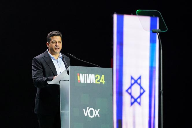 Amichai Chikli, ancien membre de la formation d’extrême droite Yamina, et ministre israélien chargé de la diaspora et de la lutte contre l’antisémitisme, fait un discours lors d’un rassemblement des extrêmes droites européennes organisée par le parti espagnol Vox, à Madrid, le 19 mai 2024.