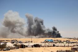 De la fumée s’élève près d’un camp de fortune pour les Palestiniens déplacés à Rafah, dans le sud de la bande de Gaza, le 30 mai 2024.