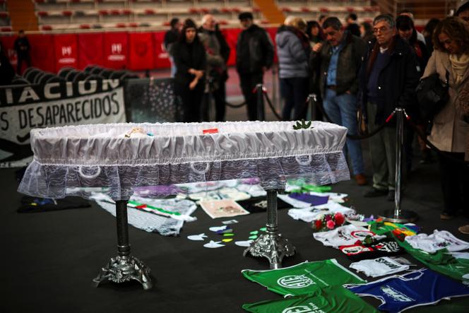 Responsables politiques, militants et anonymes se réunissent devant le cercueil de Nora Cortinas pour lui rendre un dernier hommage, le 31 mai 2024.