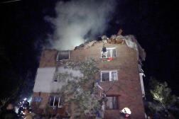 Les pompiers ont éteint un incendie dans un immeuble de Kharkiv touché par un bombardement russe, le 31 mai 2024.