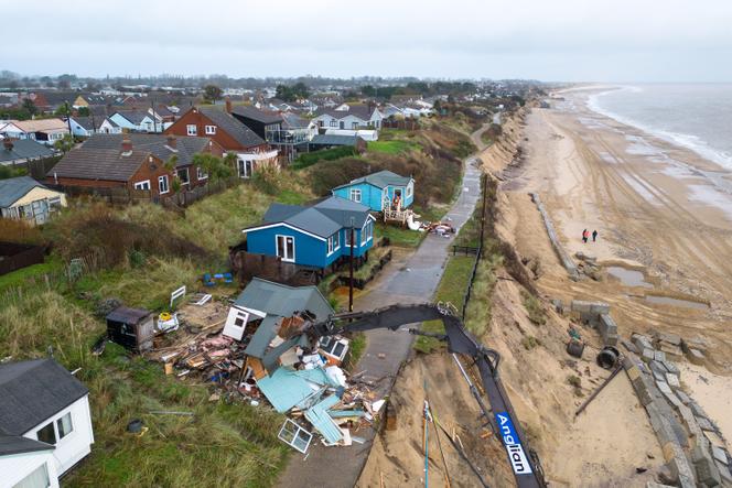 Destruction de maisons le long de la route côtière à Hemsby, village dans l’est du Norfolk, en Angleterre, le 9 décembre 2023.