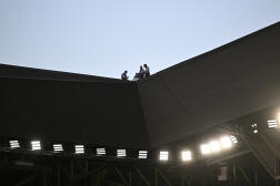 Le personnel de sécurité posté sur le toit du stade Geoffroy Guichard, le 17 septembre 2023.