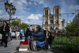 Une personne sans domicile fixe devant la cathédrale Notre-Dame, le 4 avril 2024 à Paris. 