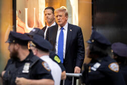 Donald Trump, après l’annonce du verdict de son procès, à l’extérieur de la Trump Tower, à New York, le 30 mai 2024. 