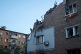 Des sauveteurs dans les décombres d’un immeuble résidentiel touché par un tir de missile russe, à Kharkiv, le 31 mai 2024.