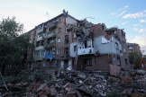 Des sauveteurs sur le site d’un immeuble résidentiel touché par un tir de missile russe, à Kharkiv, le 31 mai 2024. 