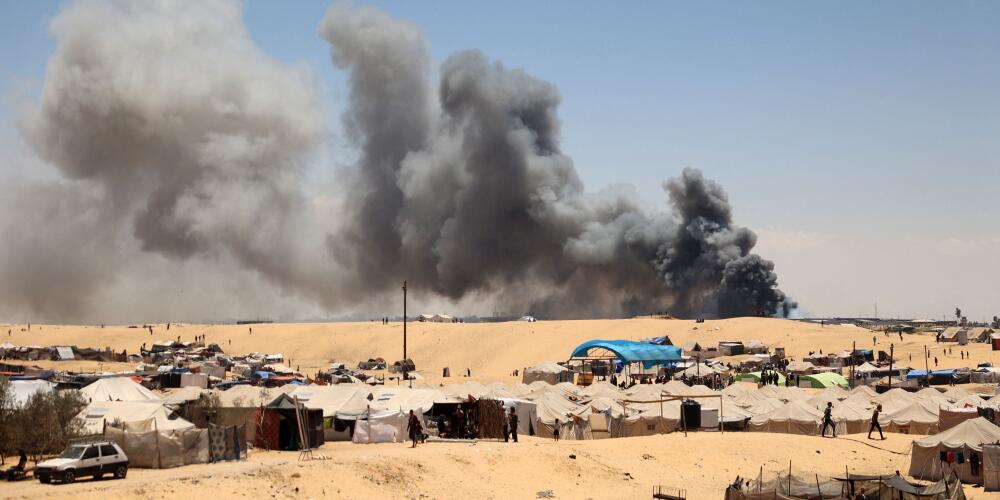 De la fumée s’élève près d’un camp de fortune pour les Palestiniens déplacés à Rafah, dans le sud de la bande de Gaza, le 30 mai 2024.