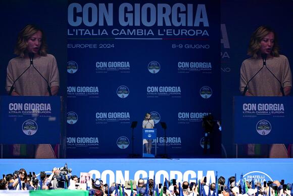 Giorgia Meloni prononce un discours lors d’une réunion de campagne du parti d’extrême droite Fratelli d’Italia pour les prochaines élections européennes, le 1er juin 2024, à Rome.