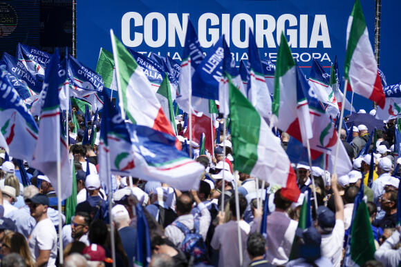 Des personnes attendent l’arrivée de Giorgia Meloni lors d’un rassemblement électoral avant les élections parlementaires européennes, qui auront lieu en Italie les 8 et 9 juin, à Rome, le samedi 1er juin 2024.