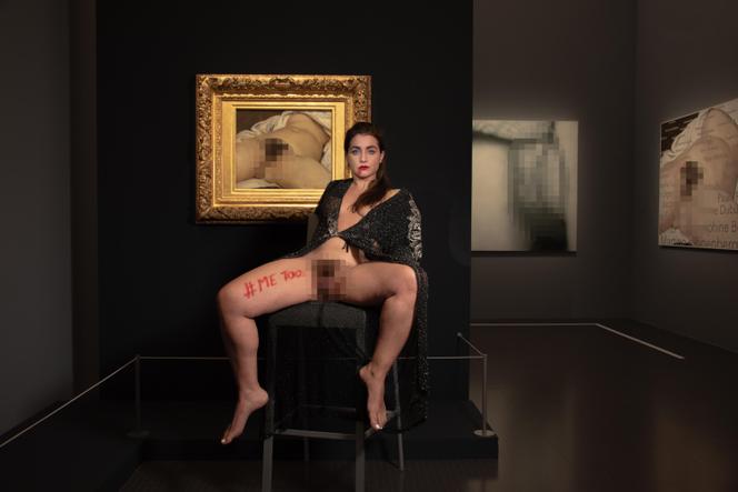 Photo réalisée avant la performance de Deborah de Robertis, dans l’exposition « Lacan », devant « L’Origine du monde » (1866), de Gustave Courbet, et des œuvres de Betty Tompkins et d’Agnès Thurnauer, au Centre Pompidou-Metz, le 6 mai 2024. Le floutage a été réalisé par l’artiste.