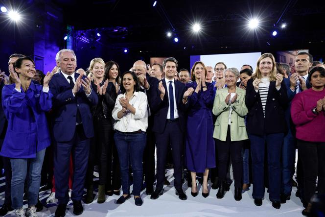 Valérie Heyer (au centre), tête de liste de la majorité présidentielle européenne, est entourée, entre autres, du président du ministère des Affaires étrangères François Bayrou, du Premier ministre Gabriel Attal, de l'ancienne Première ministre Elisabeth Borne et du président de l'Assemblée nationale.  La députée Yaël Braun-Pivet lors de la dernière réunion avant les élections européennes à Aubervilliers (Seine-Saint-Denis) le 1er juin 2024.