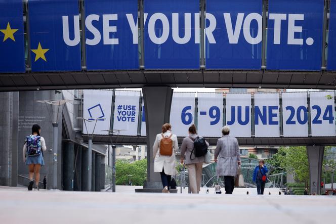 Brussels high school holds debate to raise young people's awareness of new civic duty | WN24 1 A campaign exerting people to vote on the buildings of the European institutions in Brussels, Belgium, on May 17, 2024.