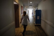 Une infirmière dans le service de soins palliatifs de l’hôpital Saint-Joseph de Marseille, dans le sud de la France, le 24 janvier 2024.