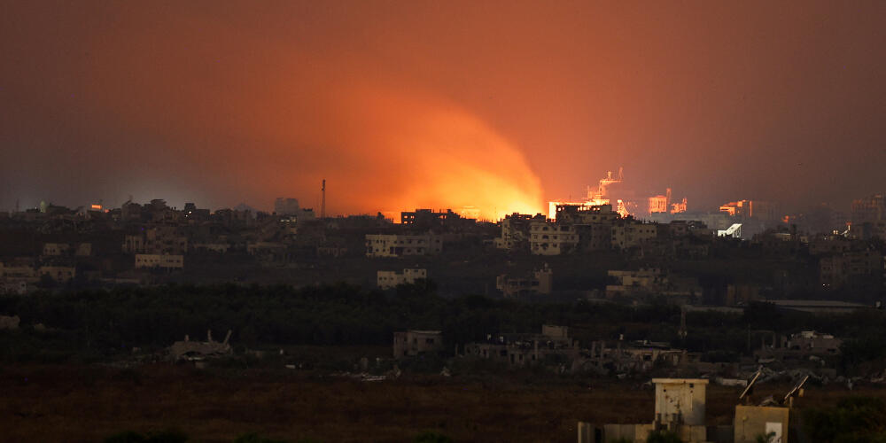 Des feux dans le nord de Gaza, vus depuis la frontière israélienne, le 1ᵉʳ juin 2024.