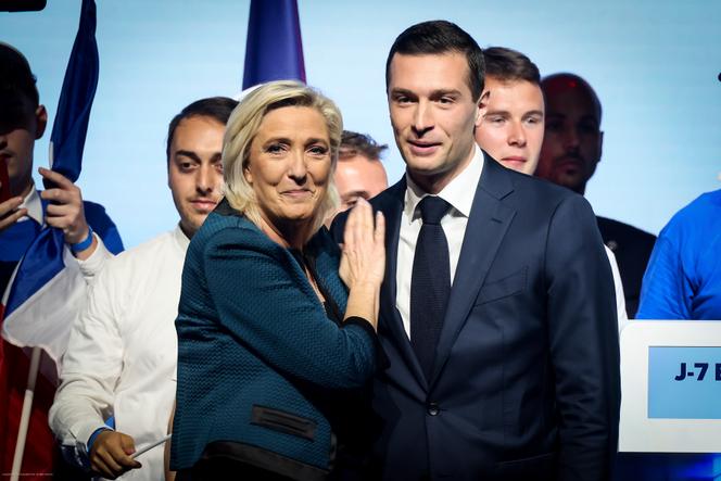 Marine Le Pen, présidente du groupe Rassemblement national à l’Assemblée nationale, et Jordan Bardella, président du parti d’extrême droite, lors d’un meeting, à Paris, le 2 juin 2024. 